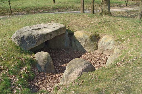 Hunebed D13 en Markesteen Eext